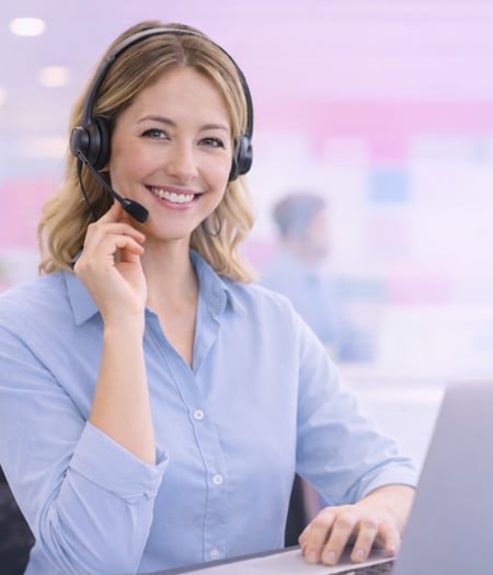 Professional virtual receptionist answering a customer call for a business using SmileSuite